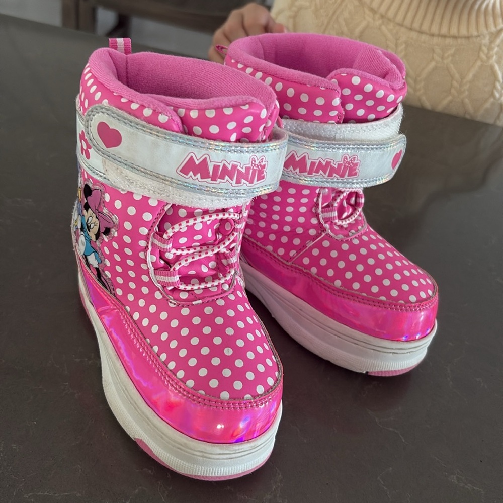 Toddler girl snow boots with Minnie and daisy - Picture 3 of 4